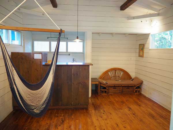 森の小屋　内観
